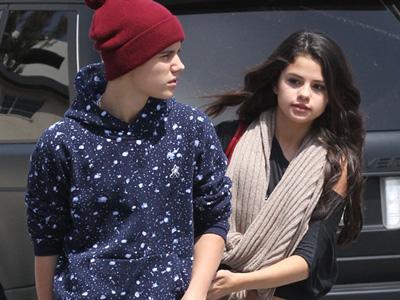 Selena Gomez Tetap Dukung Justin Bieber Pasca Insiden Pelemparan Telur
